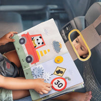 Libro de Actividades para el Auto Taf Toys - nino usando el producto
